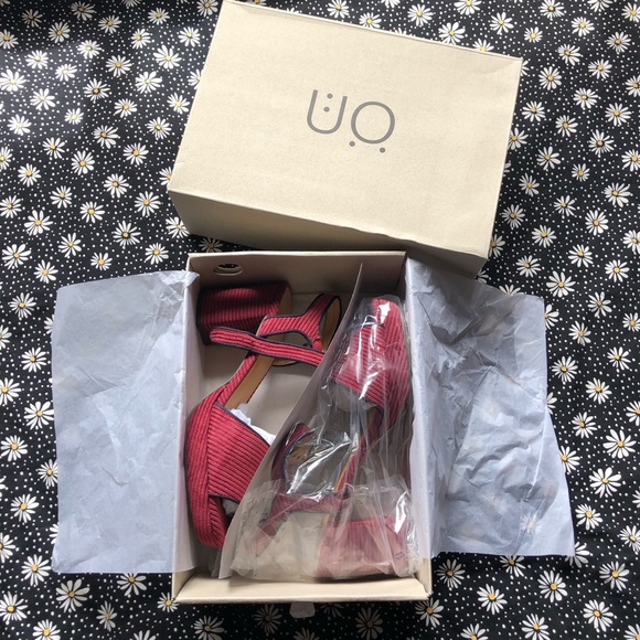 NWT urban outfitters red platform chunky heels - Picture 4 of 5